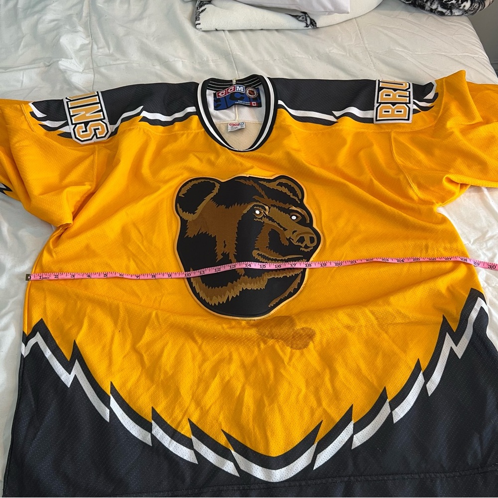 Boston Bruins CCM Pooh Bear NHL Hockey Jersey Vintage Yellow - Picture 12 of 15